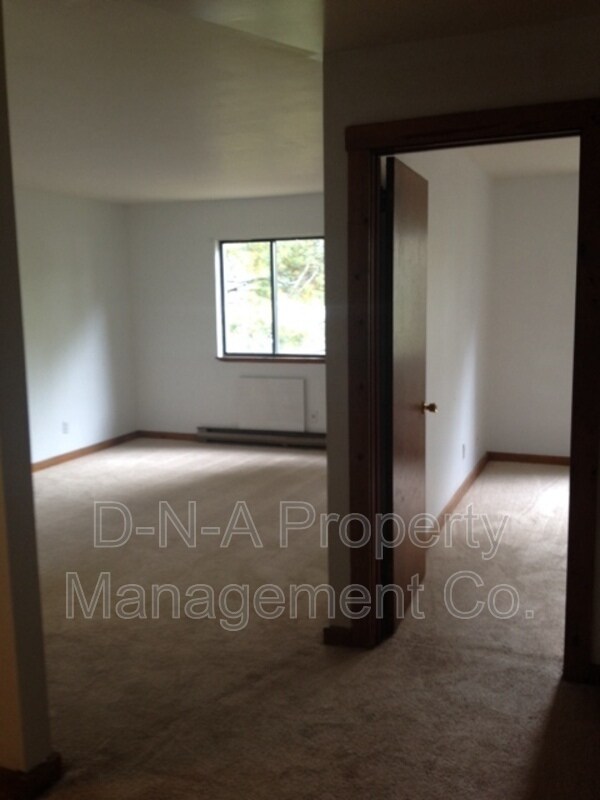 Building Photo - 415 King St