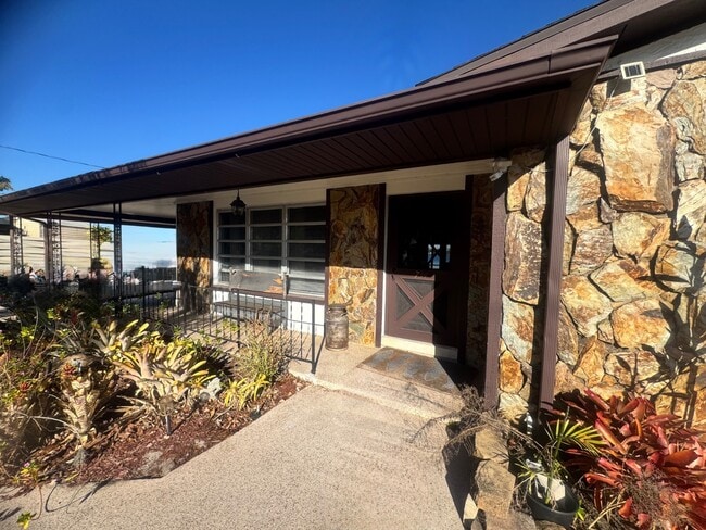 Building Photo - 734 Memorial Dr