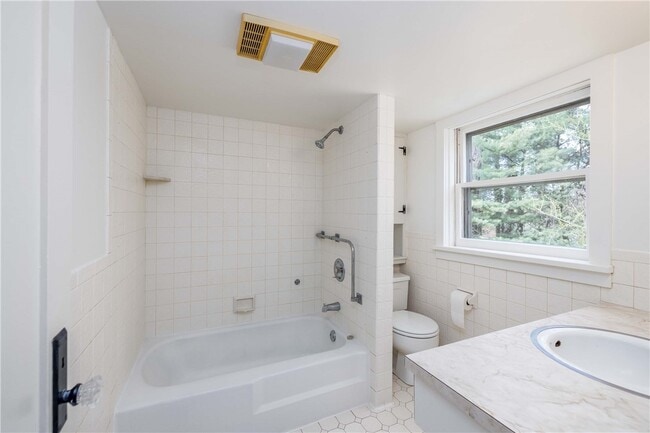 Building Photo - 1253 Fairport Rd