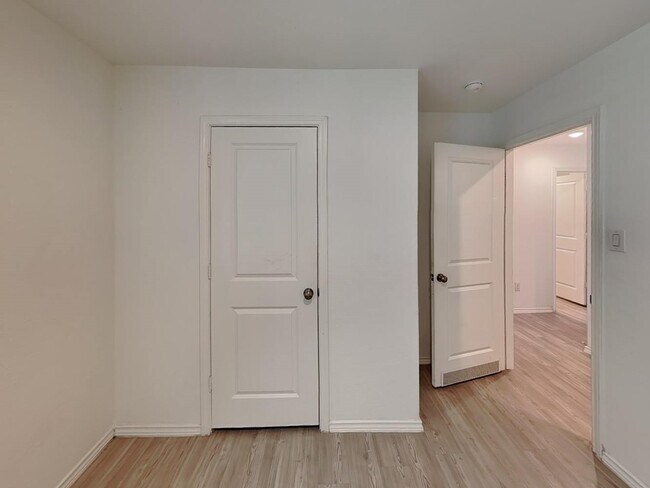 Building Photo - 116 Hollywood Dr