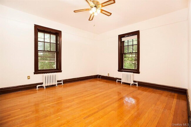 Building Photo - 568 W 261st St