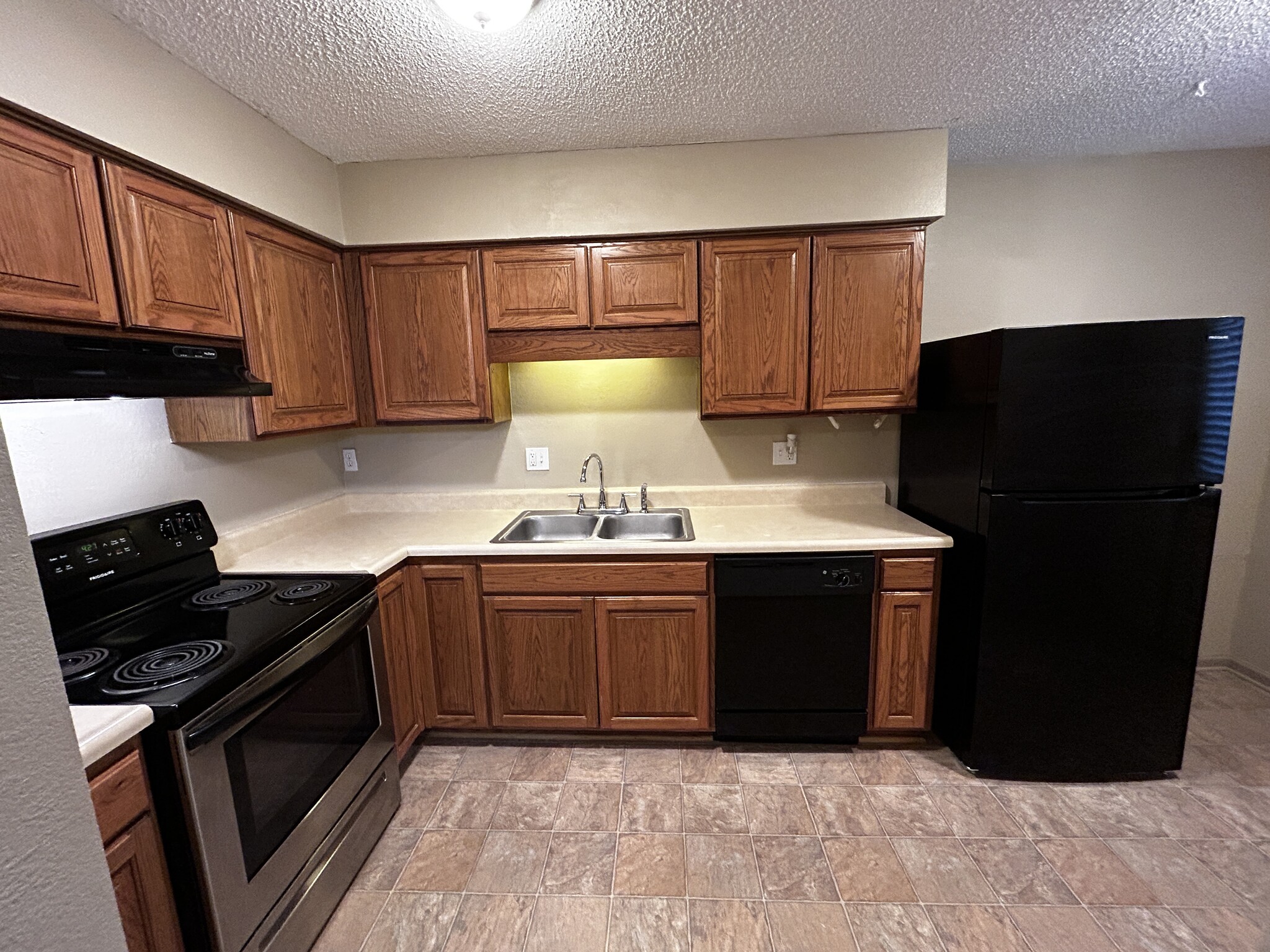 Kitchen - 9123 E 85th Pl