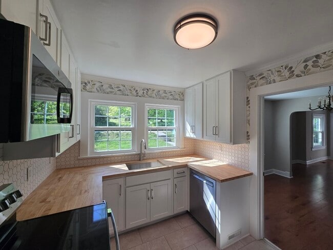 Building Photo - 4094 University Dr