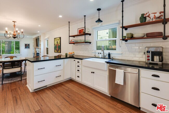 Building Photo - 1462 Mentone Ave