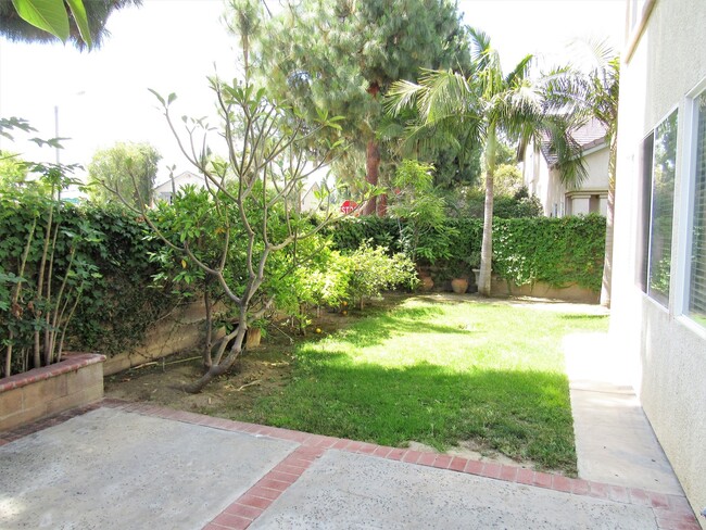 Building Photo - Spacious and Well Maintained 4 Bedroom Hom...