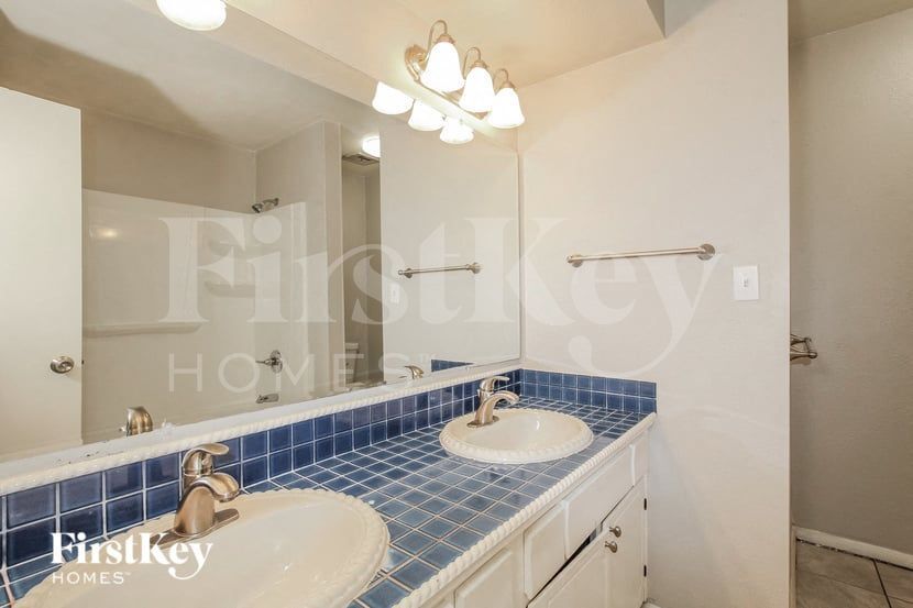 Building Photo - 4336 W Carol Ave