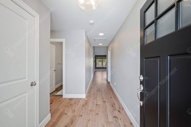 Building Photo - 3BR - 2BA Modern Living in a Quiet Cul-de-Sac