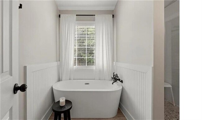 Building Photo - 5440 Windcrest Ln