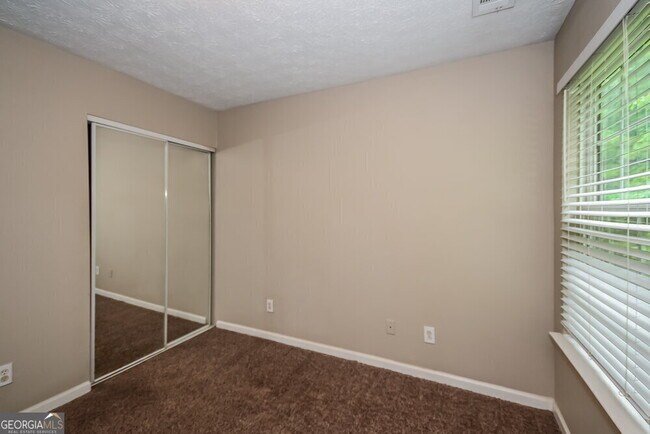 Building Photo - 213 Oak Grove Way