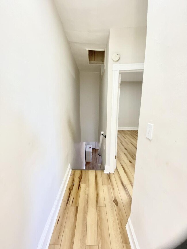 Building Photo - 514 N Decker Ave