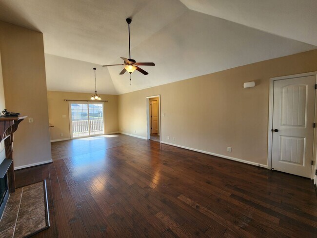 Building Photo - $1650 - 3 Bedroom 2 Bath Ranch Home