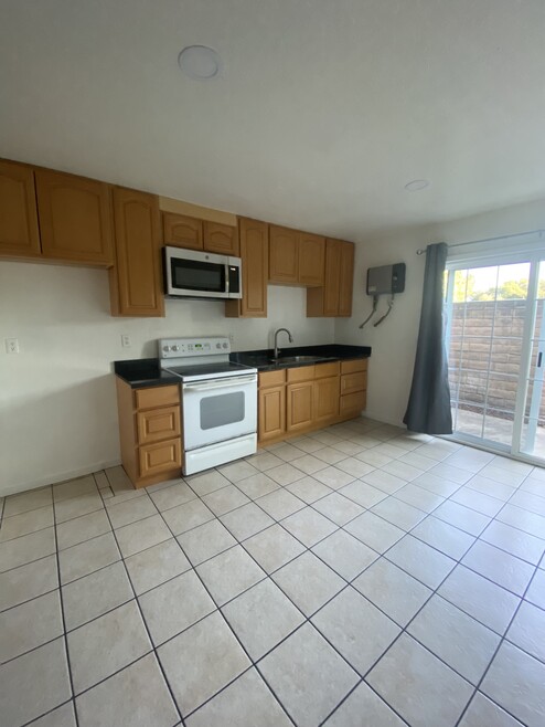 Building Photo - 3044 Amherst Dr