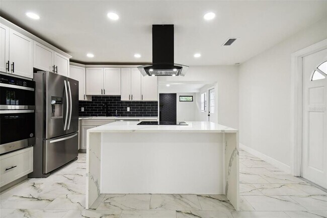 Building Photo - 4910 N Darby Ave