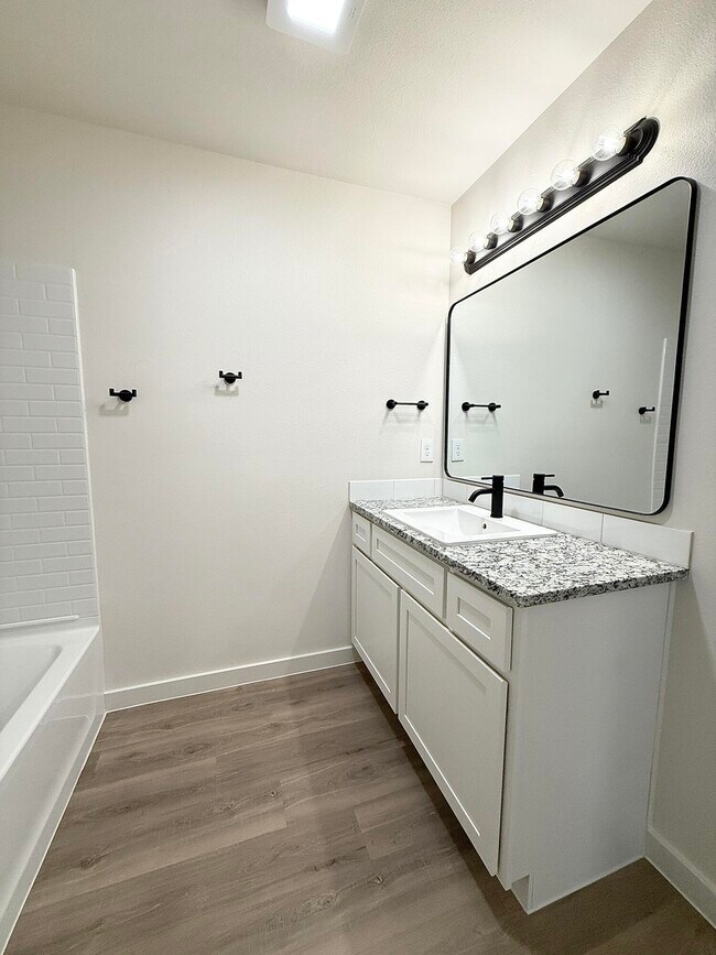 Building Photo - 2501 Kenwood Ave