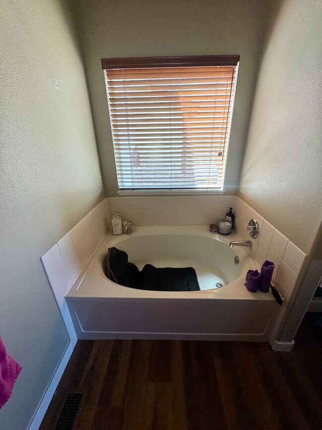Building Photo - 3 bedroom home in Wagon Trails with commun...
