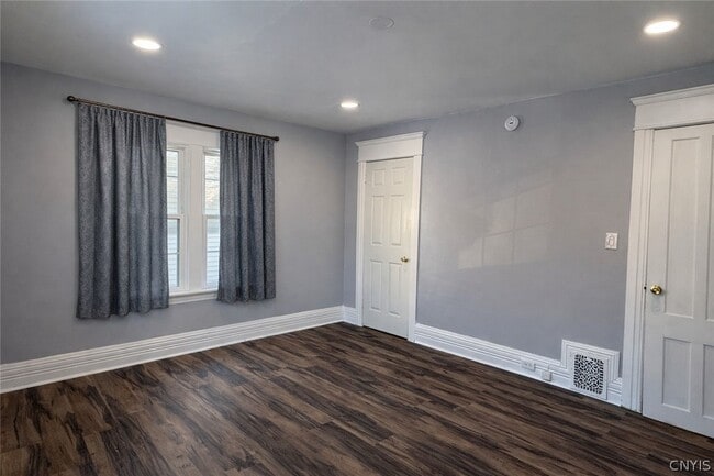 Building Photo - 15 School St