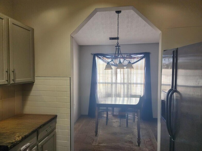 Dining room - 6031 Ambassador Dr