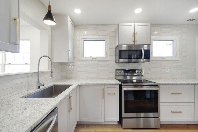 Building Photo - Beautifully 4-Bedroom Home in the Heart of...