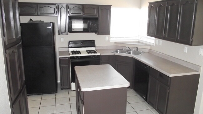 Building Photo - Northeast El Paso 3 Bed/2.5 Bath Refrig A/C w/Bonus Loft!