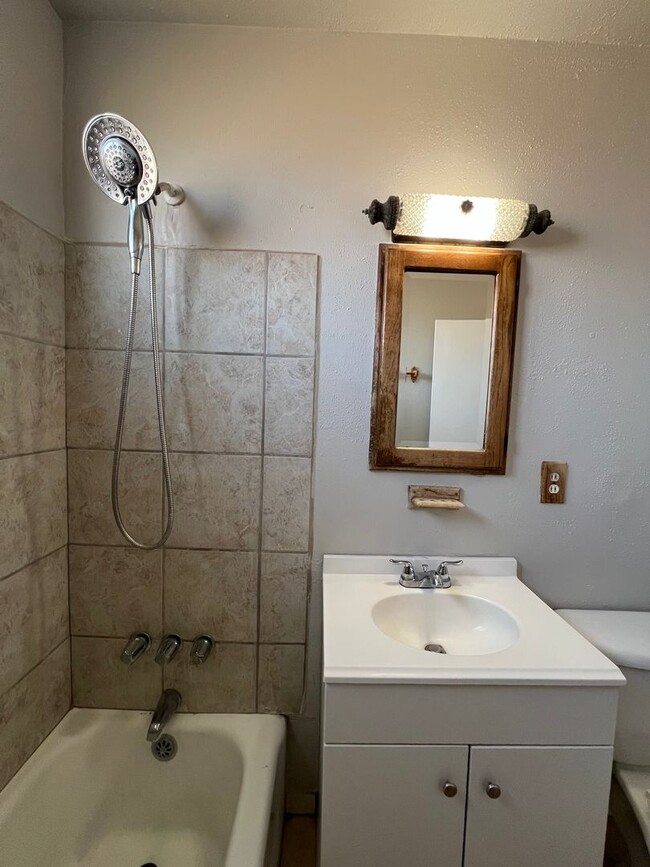 Building Photo - 3 Bedroom 2 Bathroom House Located Near Ca...