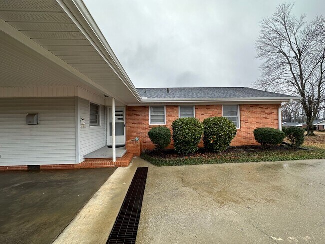 Building Photo - 3 Bed/2 Bath in Seneca, SC