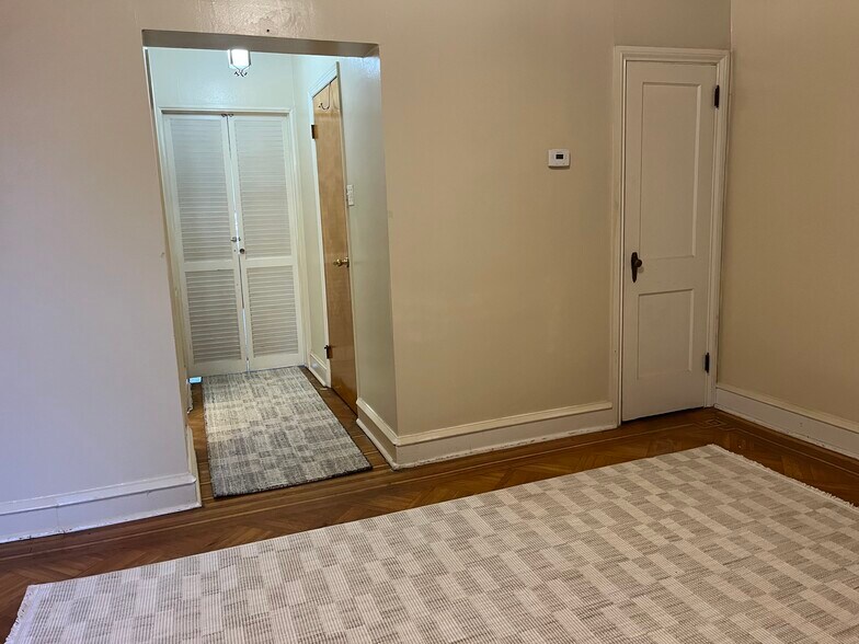 Building Photo - 3427 Sheffield Ave