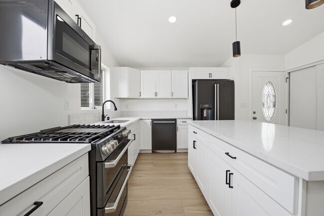 Building Photo - Brand new remodel!