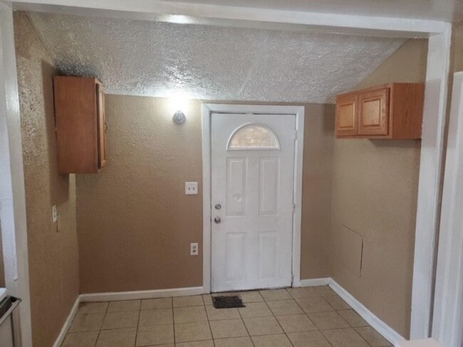 Building Photo - 1 Bedroom Home In Pontiac