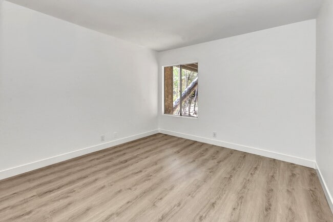 Building Photo - 24946 Ravenswood