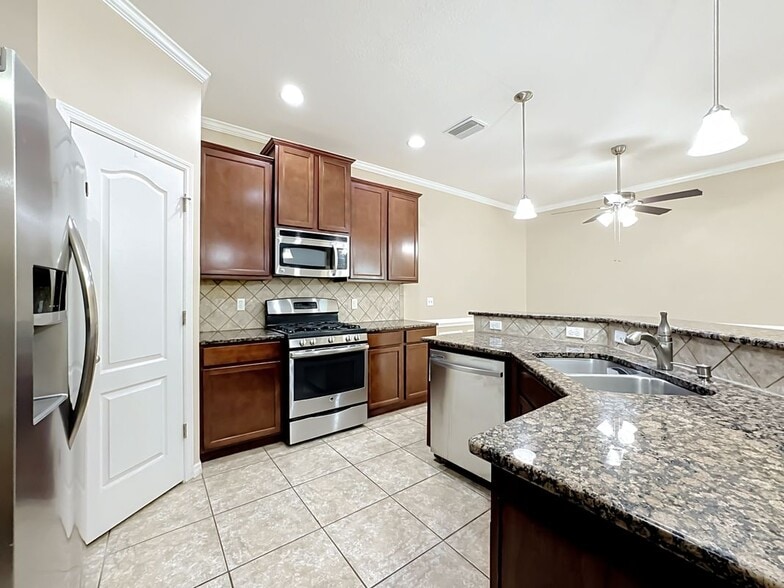 Building Photo - 7434 Surrey Pines Dr