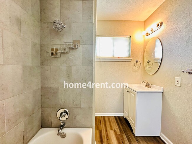 Building Photo - Adorable Duplex Home in KCK w/ Stainless S...