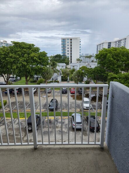 Building Photo - 1801 S Treasure Dr