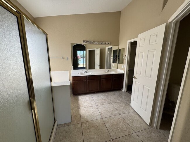 Building Photo - Lakefront with Home Office