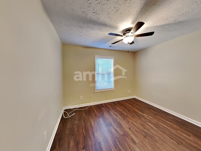 Building Photo - 303 Cole Creek Dr