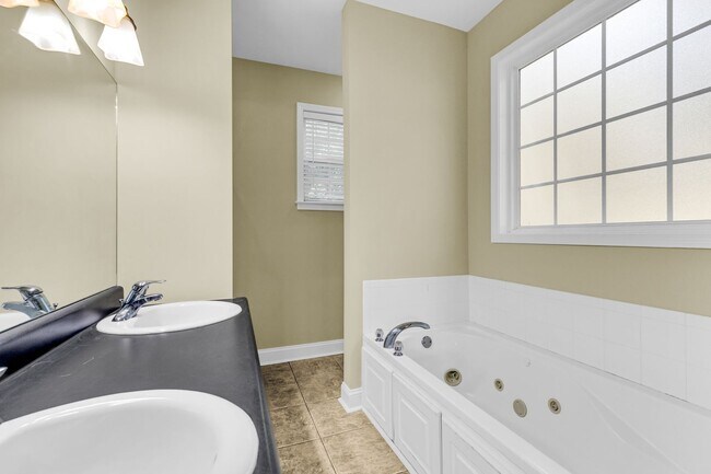Building Photo - 4 Bedroom 2.5 Bathroom single family home ...