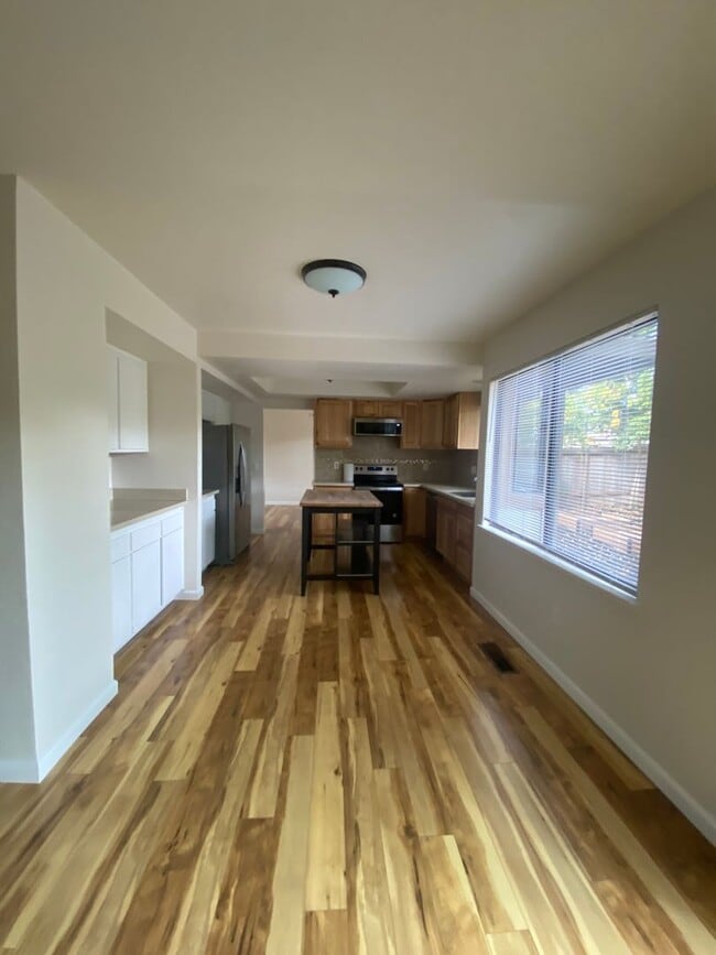 Building Photo - Beautiful 4bd/ 2.5 ba House