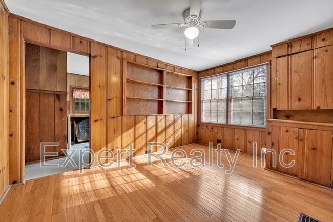 Building Photo - 1542 Somerset Dr