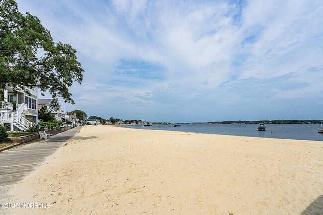 Building Photo - 616 Newport Ave