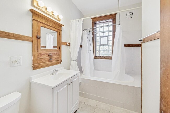 Building Photo - 1646 W Byron St