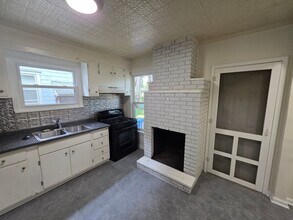 Building Photo - South Wedge Large 2 Bedroom Half House 1st Fl Floor Avail Now