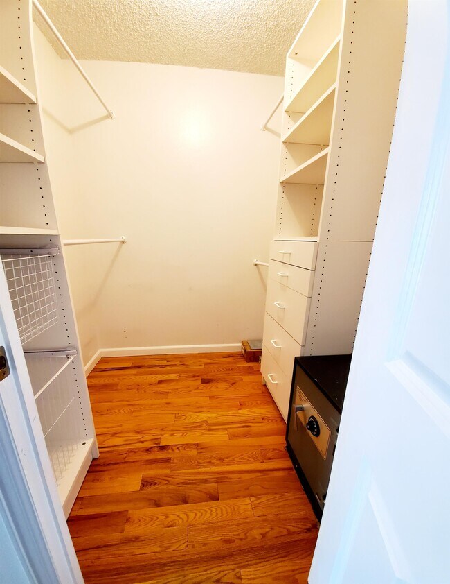 Building Photo - 1625 Larimer St