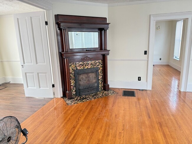 Building Photo - Large 4 BR house in Heyworth