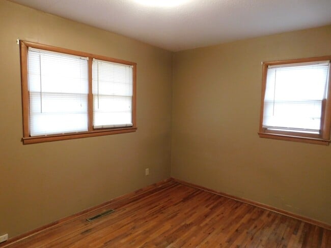 Building Photo - Very nice 2 bedroom/1 bath duplex in NE El...