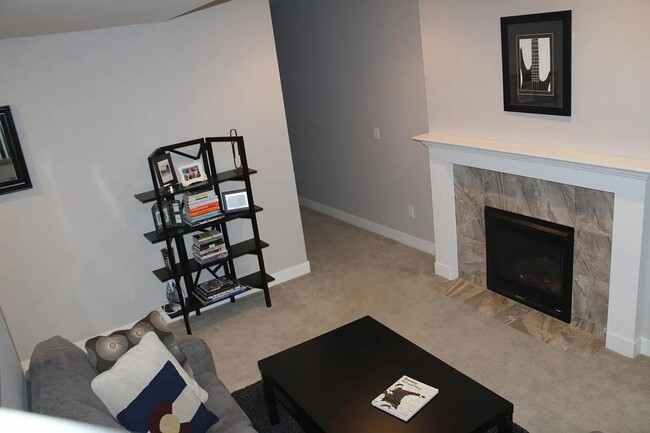 Building Photo - Sleek 3 Bedroom House in Sunnyside!! 6-8 m...