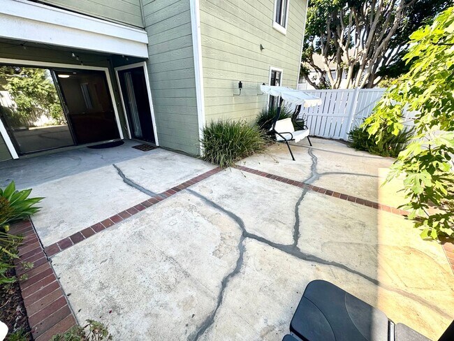 Building Photo - 2 Bedroom, Newly Renovated Beautiful Condo...