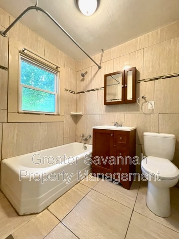 Building Photo - 637 E 39th St