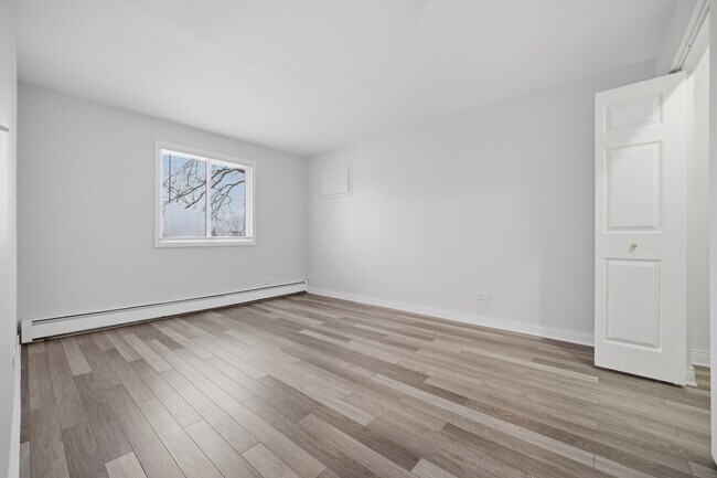 Building Photo - 2556 Waterbury Dr