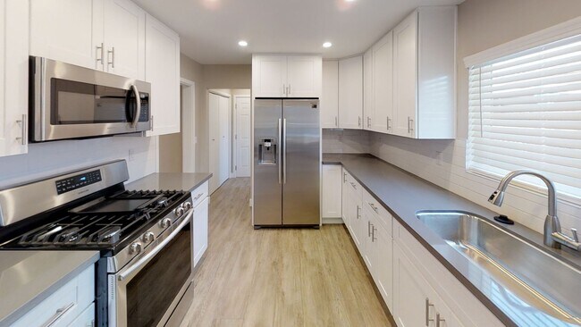Building Photo - 6BD/2.5BA, Amazing Yard!