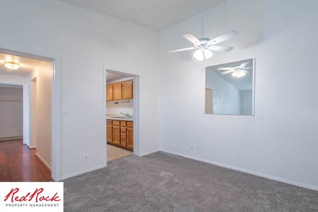 Building Photo - Charming 2 Bed / 1 Bath Apartment in a Prime Location