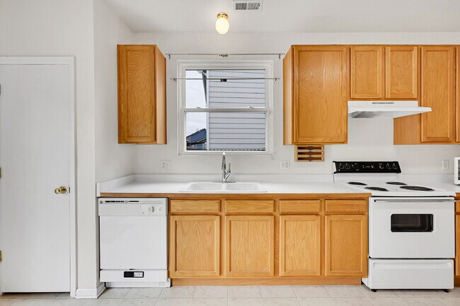 Building Photo - $2,100.00 - 3 Beds, 2 Baths, Single Family...